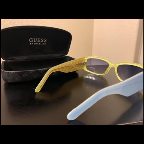Women’s Guess Sunglasses - Picture 2 of 2
